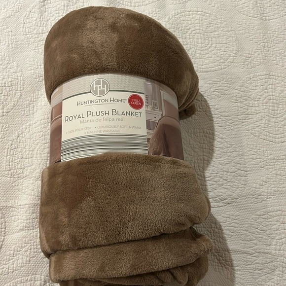 Huntington Home Other - Huntington Home Royal Plush Blanket Full/Queen
NEW